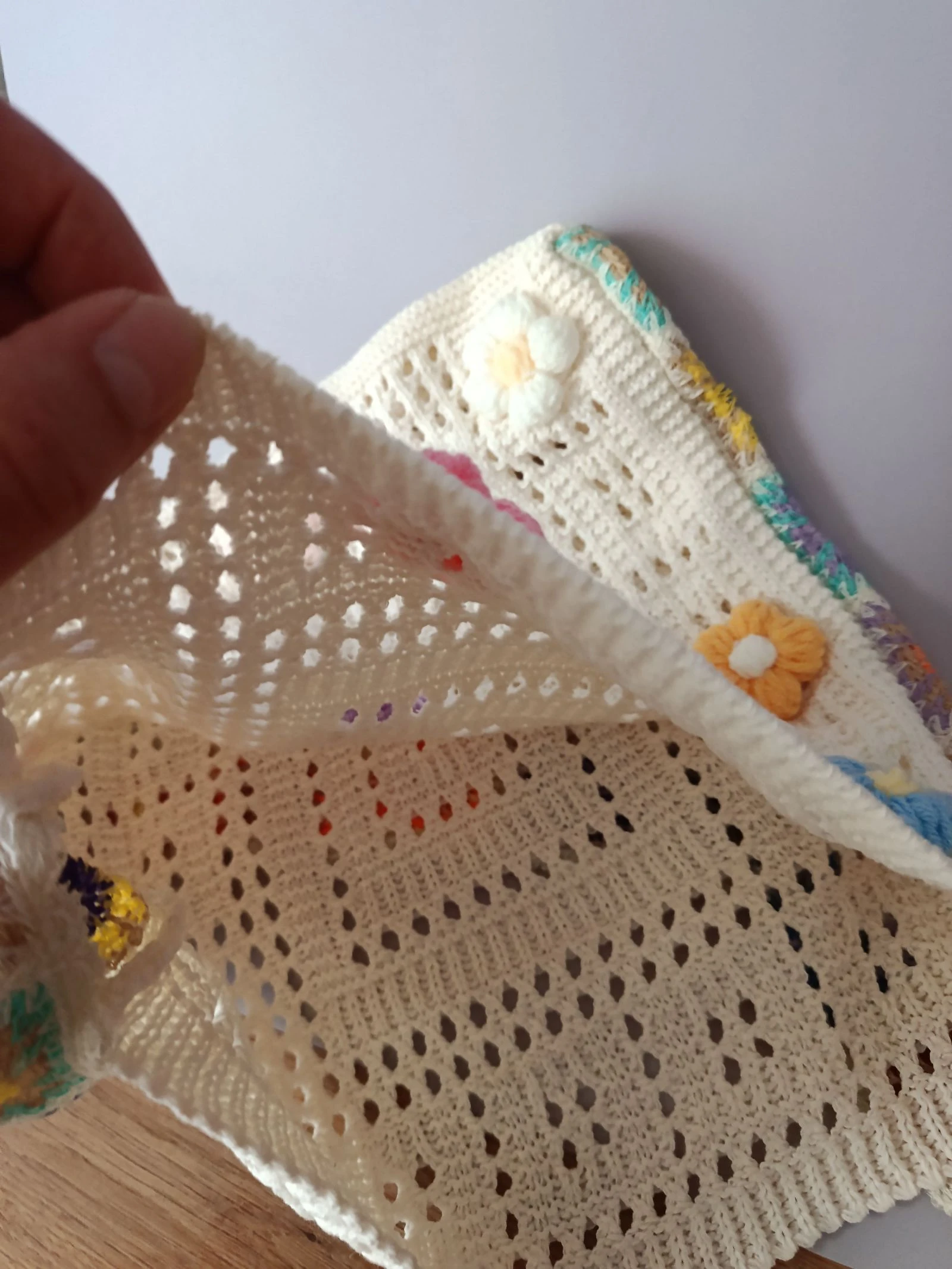 Ecru tas met open werk en gekleurde bloemen – photo 6